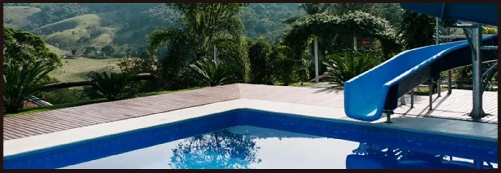 Piscina com toboágua e vista para as montanhas de Igaratá