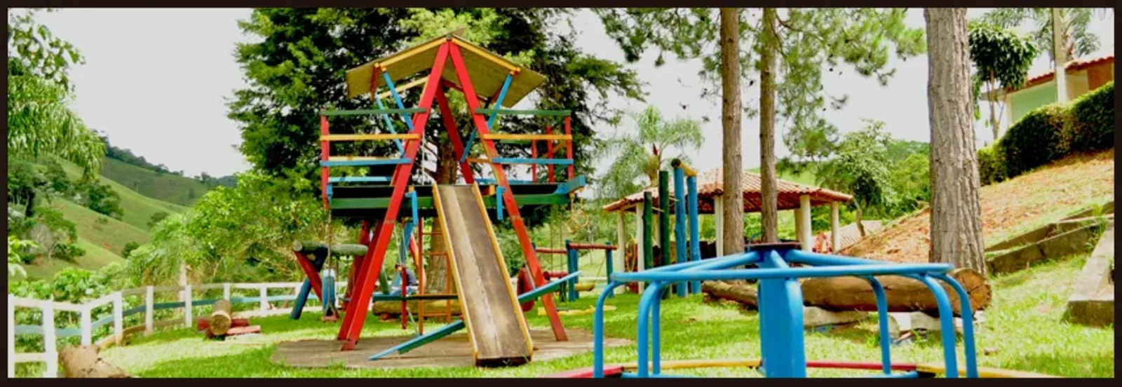 Playground colorido em meio à natureza do sítio