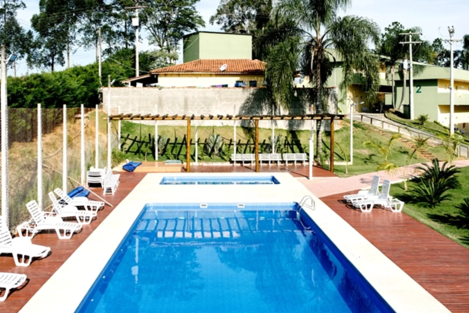 Área de piscina e lazer do Sítio Monte das Oliveiras